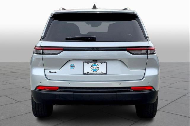 Photo of 2023 Silver Zynith Jeep Grand Cherokee