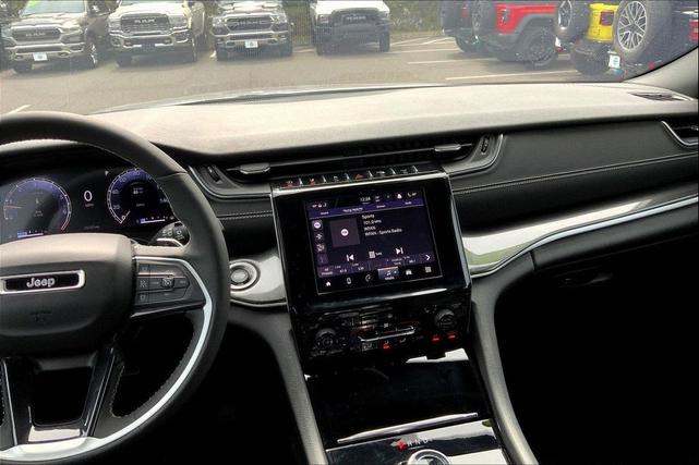 Photo of 2023 Silver Zynith Jeep Grand Cherokee