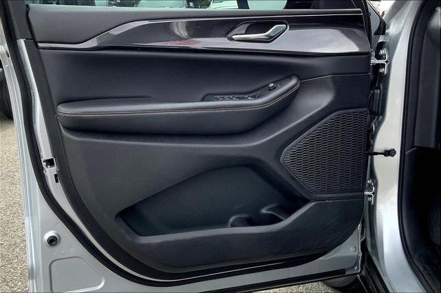 Photo of 2023 Silver Zynith Jeep Grand Cherokee