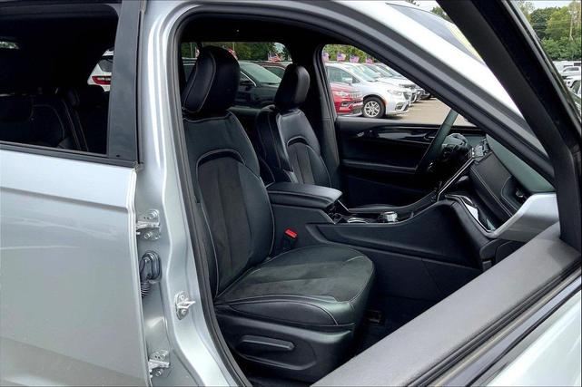 Photo of 2023 Silver Zynith Jeep Grand Cherokee