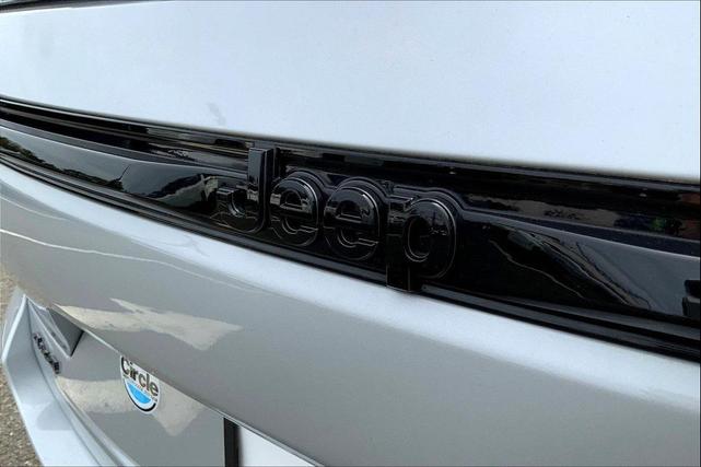 Photo of 2023 Silver Zynith Jeep Grand Cherokee