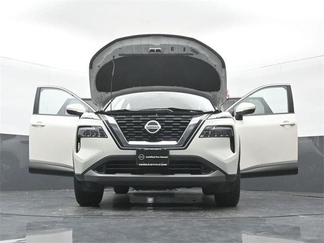 Photo of 2021 Pearl White Tricoat Nissan Rogue