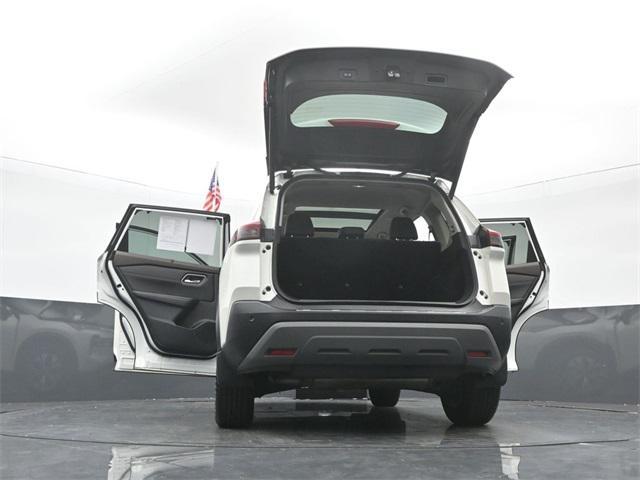 Photo of 2021 Pearl White Tricoat Nissan Rogue