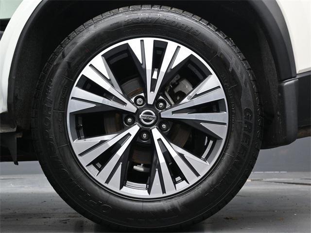 Photo of 2021 Pearl White Tricoat Nissan Rogue