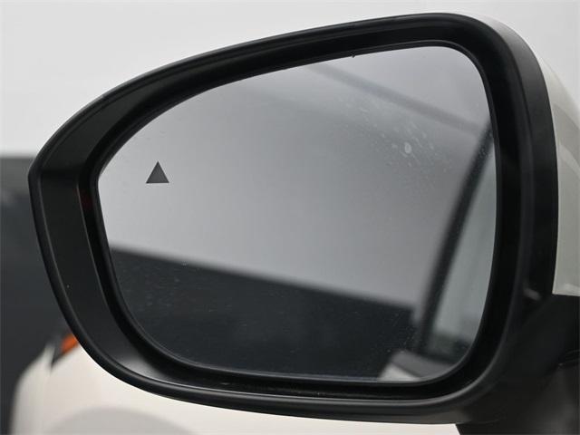 Photo of 2021 Pearl White Tricoat Nissan Rogue