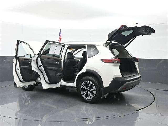 Photo of 2021 Pearl White Tricoat Nissan Rogue