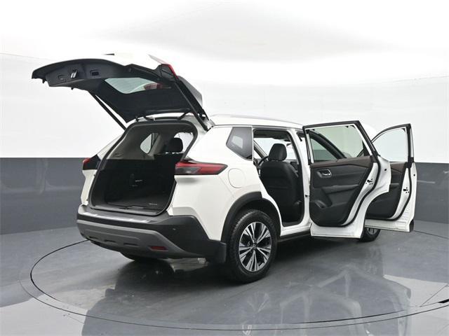 Photo of 2021 Pearl White Tricoat Nissan Rogue