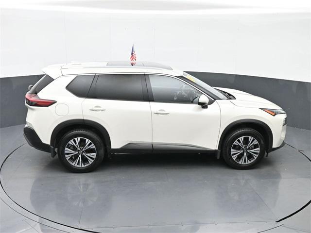 Photo of 2021 Pearl White Tricoat Nissan Rogue