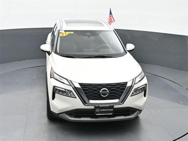 Photo of 2021 Pearl White Tricoat Nissan Rogue