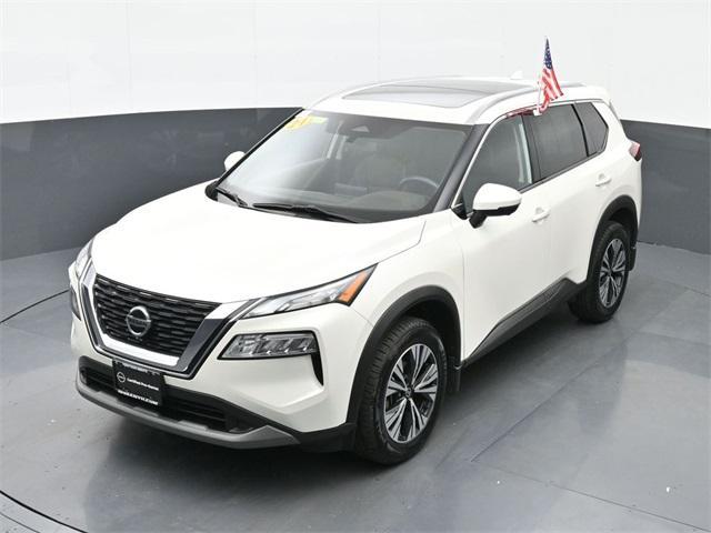Photo of 2021 Pearl White Tricoat Nissan Rogue