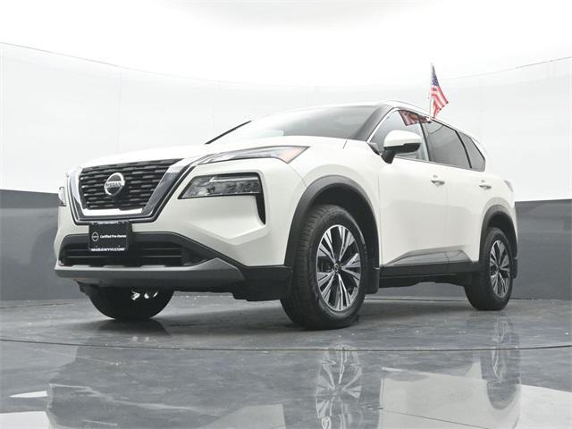 Photo of 2021 Pearl White Tricoat Nissan Rogue