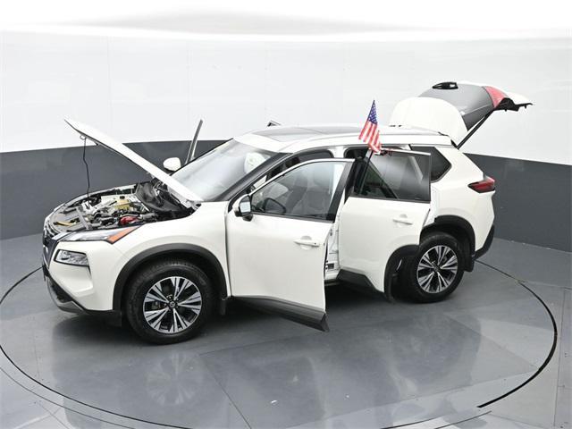Photo of 2021 Pearl White Tricoat Nissan Rogue