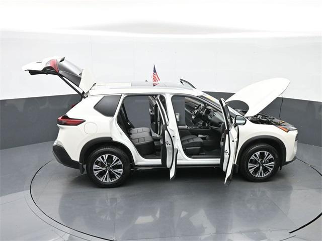 Photo of 2021 Pearl White Tricoat Nissan Rogue