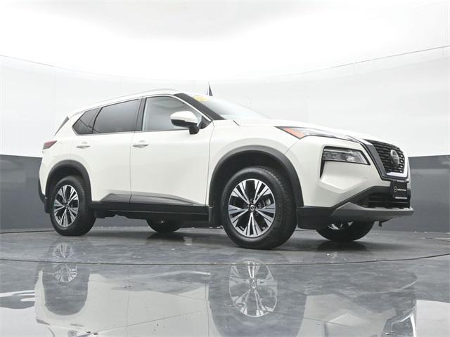 Photo of 2021 Pearl White Tricoat Nissan Rogue