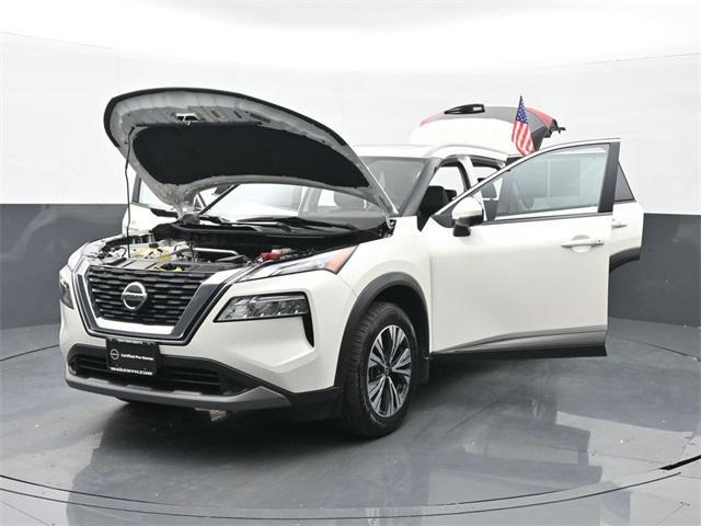 Photo of 2021 Pearl White Tricoat Nissan Rogue