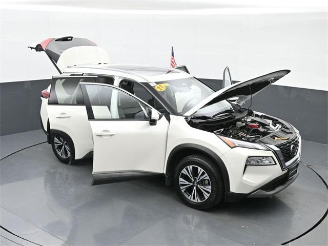 Photo of 2021 Pearl White Tricoat Nissan Rogue