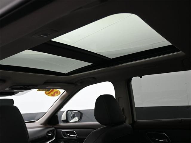 Photo of 2021 Pearl White Tricoat Nissan Rogue