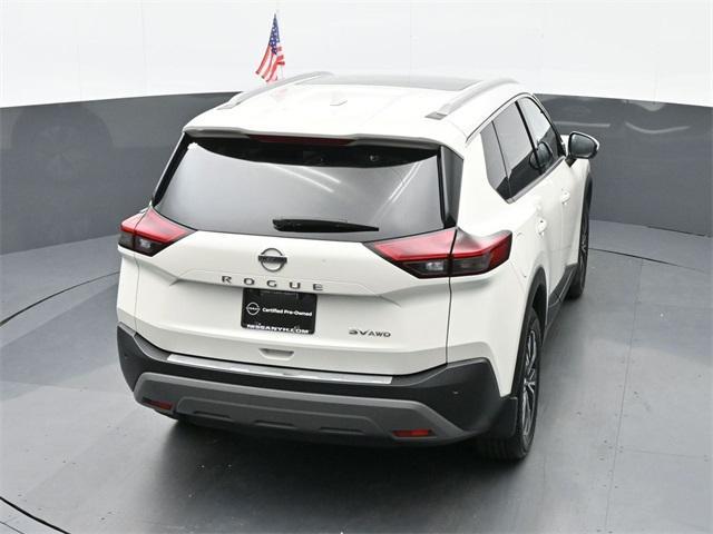Photo of 2021 Pearl White Tricoat Nissan Rogue