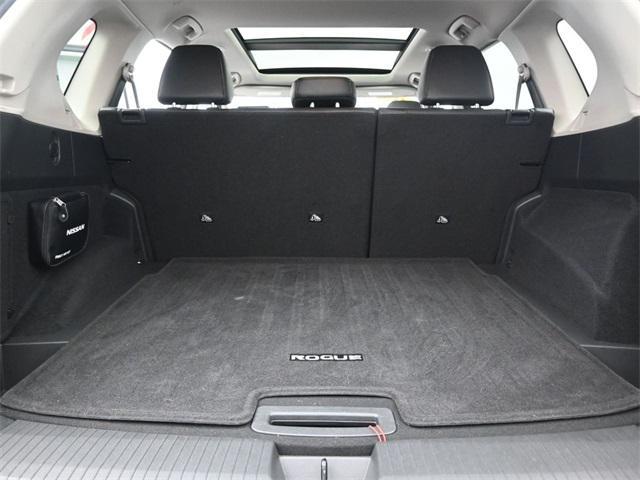 Photo of 2021 Pearl White Tricoat Nissan Rogue