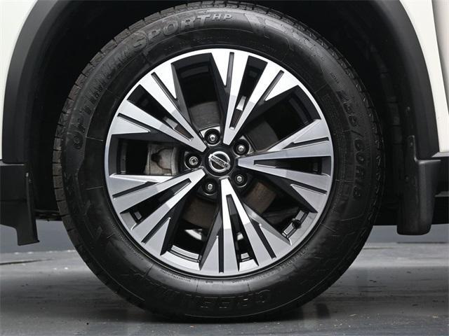 Photo of 2021 Pearl White Tricoat Nissan Rogue