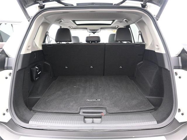 Photo of 2021 Pearl White Tricoat Nissan Rogue