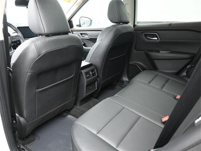 Photo of 2021 Pearl White Tricoat Nissan Rogue