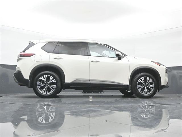 Photo of 2021 Pearl White Tricoat Nissan Rogue