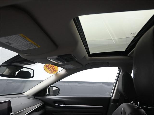Photo of 2022 Pearl White Tricoat Nissan Altima