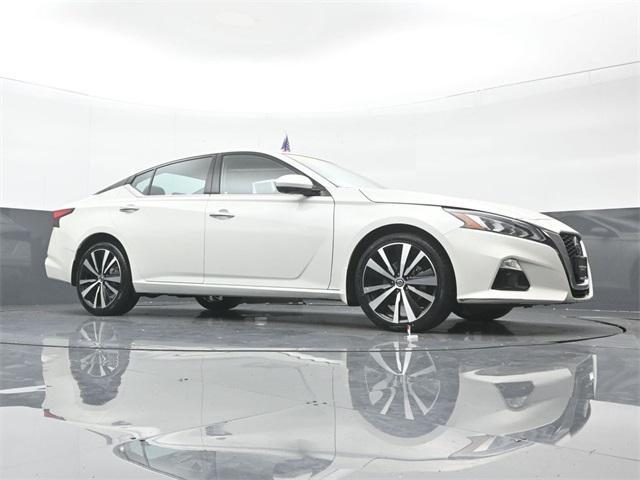 Photo of 2022 Pearl White Tricoat Nissan Altima