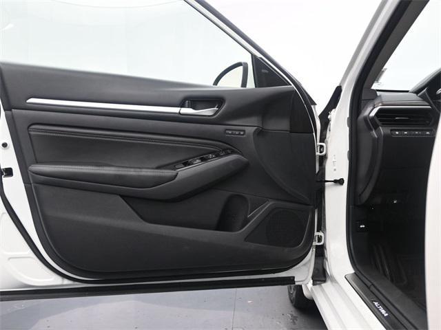 Photo of 2022 Pearl White Tricoat Nissan Altima