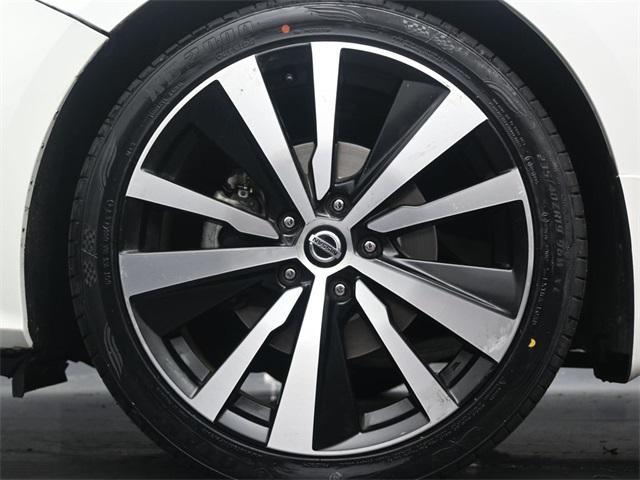 Photo of 2022 Pearl White Tricoat Nissan Altima