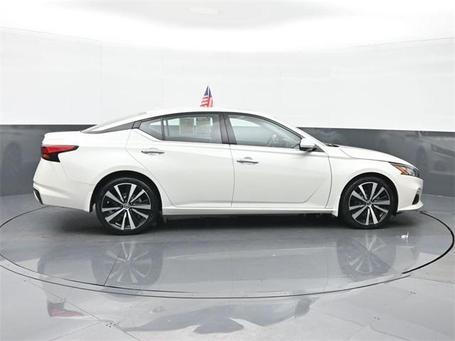 Photo of 2022 Pearl White Tricoat Nissan Altima
