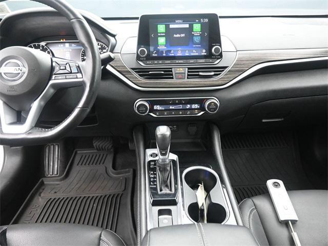 Photo of 2022 Pearl White Tricoat Nissan Altima