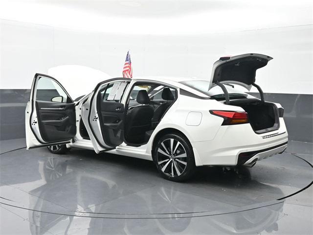 Photo of 2022 Pearl White Tricoat Nissan Altima