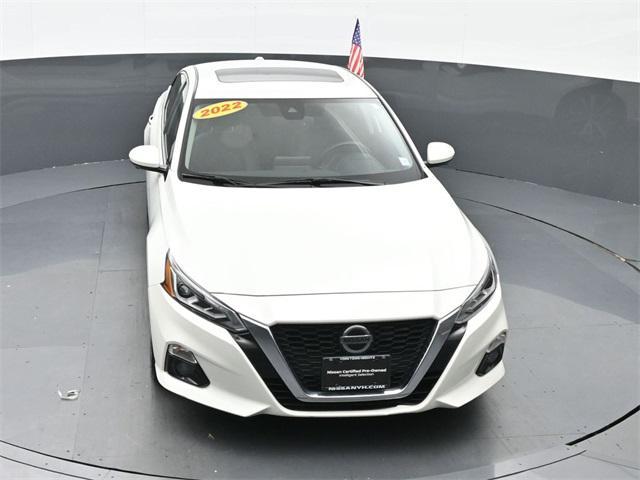 Photo of 2022 Pearl White Tricoat Nissan Altima