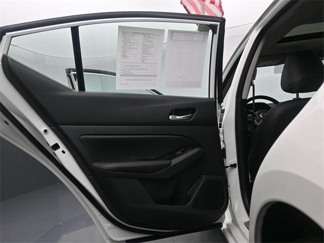 Photo of 2022 Pearl White Tricoat Nissan Altima