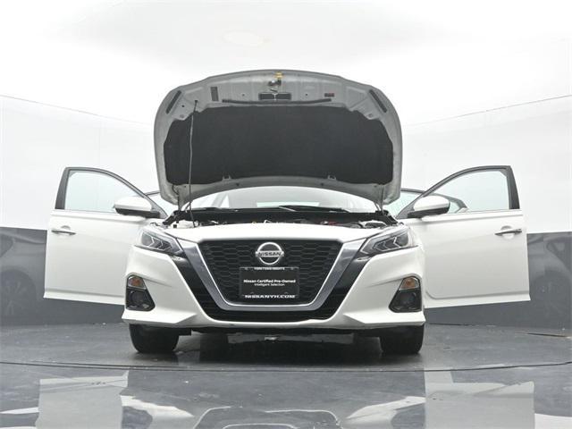 Photo of 2022 Pearl White Tricoat Nissan Altima