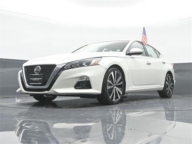 Photo of 2022 Pearl White Tricoat Nissan Altima