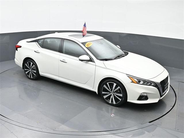 Photo of 2022 Pearl White Tricoat Nissan Altima