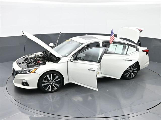 Photo of 2022 Pearl White Tricoat Nissan Altima