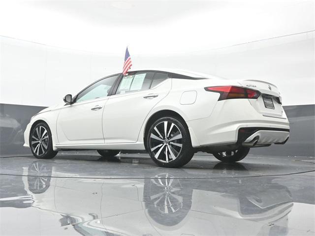 Photo of 2022 Pearl White Tricoat Nissan Altima