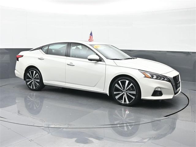 Photo of 2022 Pearl White Tricoat Nissan Altima