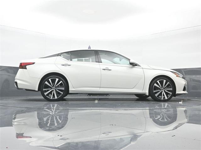 Photo of 2022 Pearl White Tricoat Nissan Altima