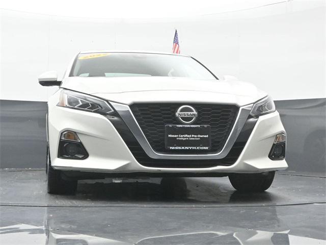 Photo of 2022 Pearl White Tricoat Nissan Altima