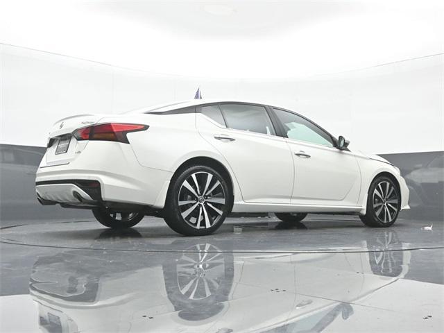 Photo of 2022 Pearl White Tricoat Nissan Altima