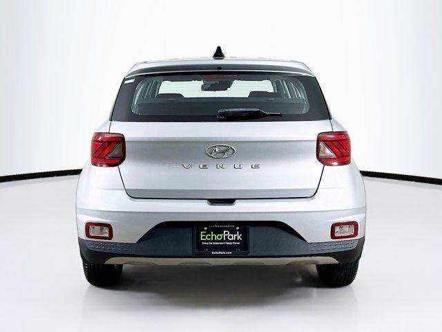 Photo of 2022 Stellar Silver Hyundai VENUE