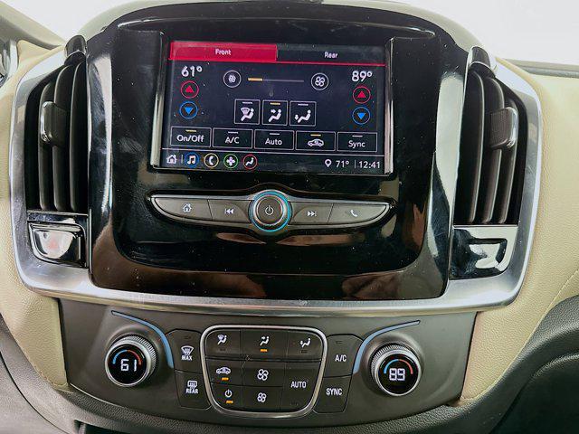 Photo of 2023 Summit White Chevrolet Traverse
