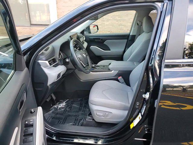 Photo of 2023 Midnight Black Metallic Toyota Highlander