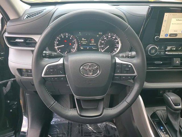 Photo of 2023 Midnight Black Metallic Toyota Highlander
