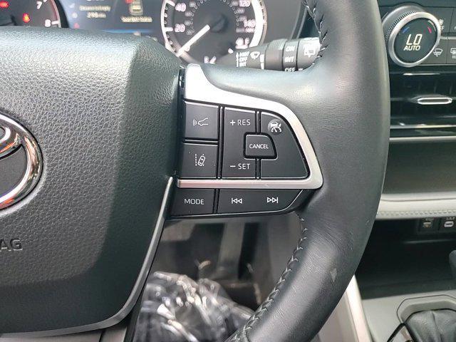 Photo of 2023 Midnight Black Metallic Toyota Highlander